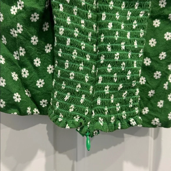 Reformation Meyer Top Hannah print, green and white daisy floral pattern size 2 - Picture 8 of 8
